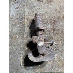 Tow hitch for machinery