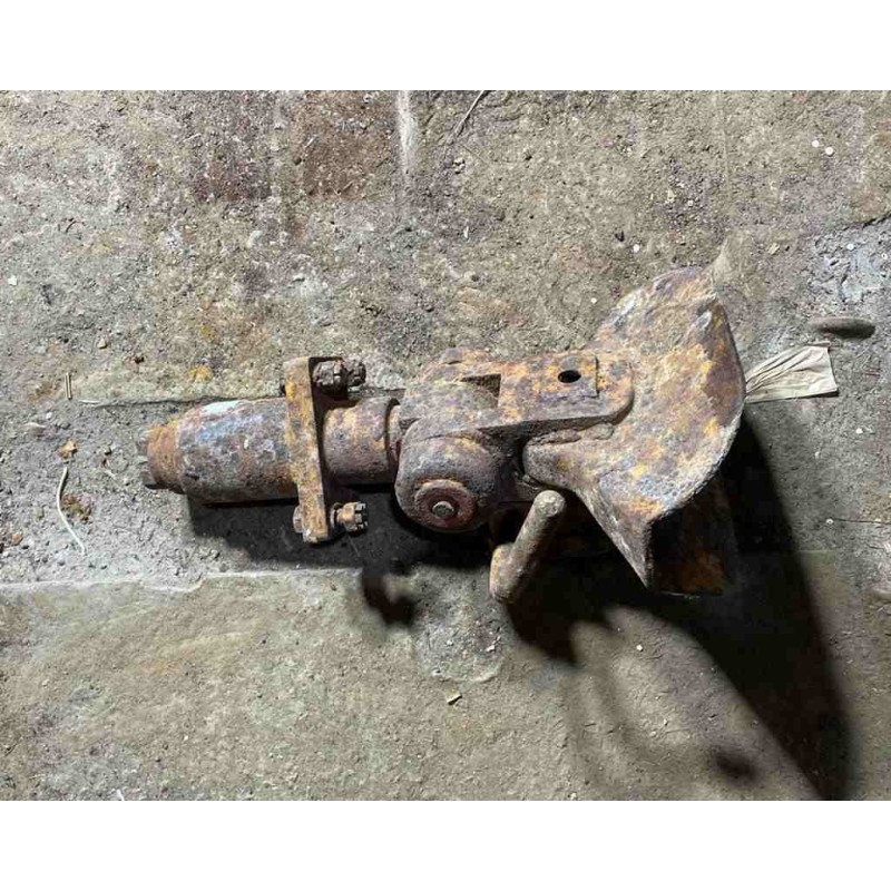 Tow hitch for machinery