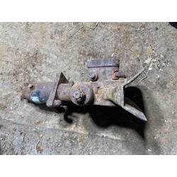 Tow hitch for machinery