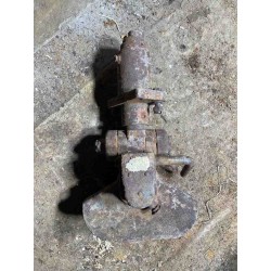 Tow hitch for machinery