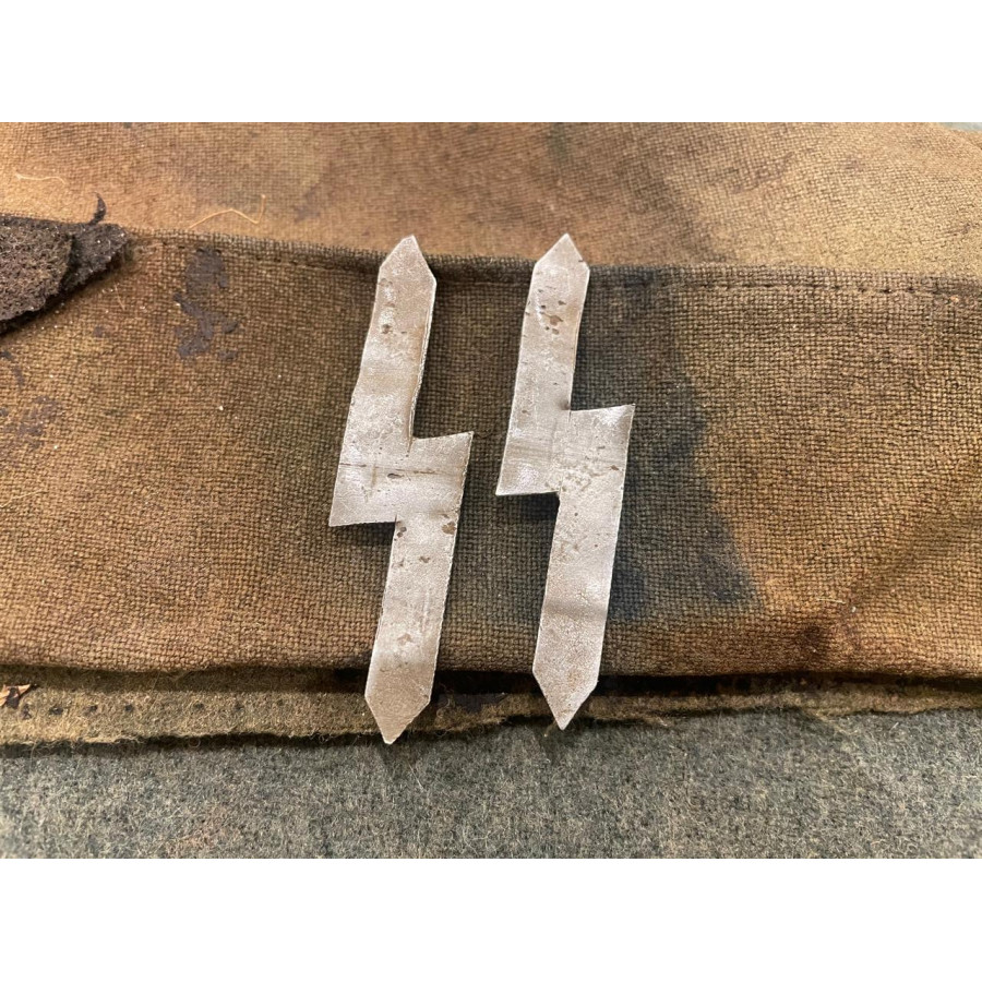 Totenkopf soldier Runes SS from buttonhole